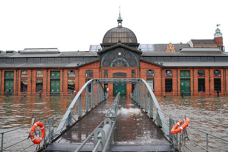 1366_0002 Fischauktionshalle und Anleger, Wassertreppe bei Sturmflut - Hochwasser in Hamburg.  | Altonaer Fischmarkt und Fischauktionshalle